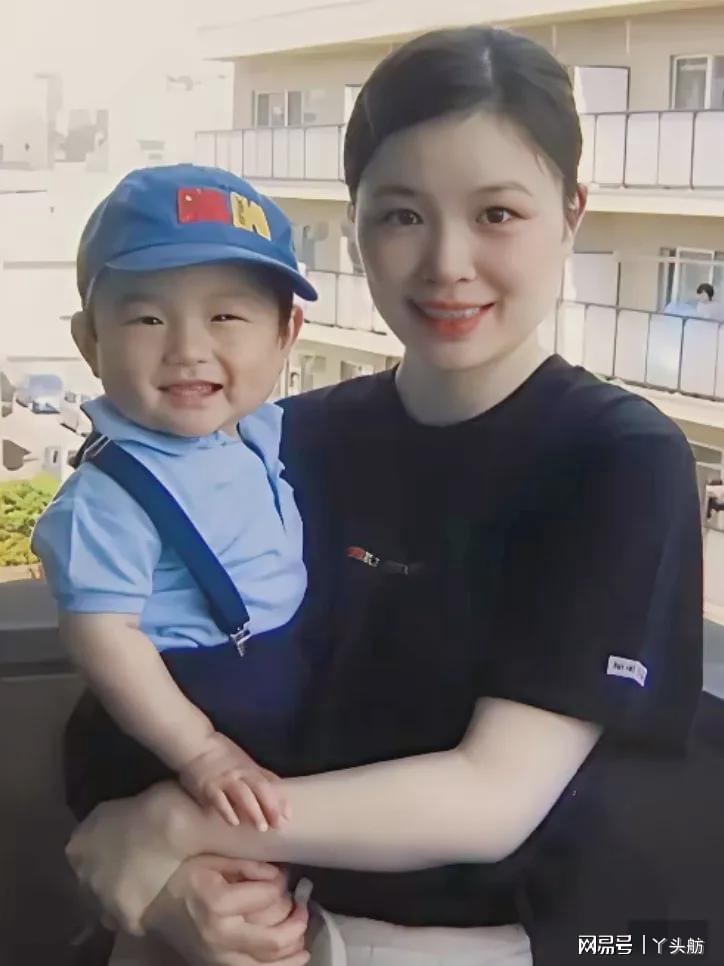 开云中国官网首页_开云Kering集团：一岁左右的张本智和，在妈妈怀里，母子俩笑得很开心（封面配图）